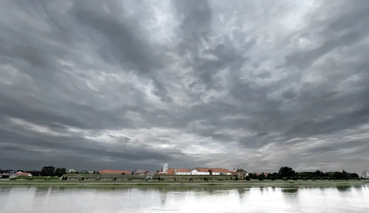 Osijek, 24. 07. 2024., Tvrđa, oblaci, oblak, pred oluju, oluja, promjena vremenaSNIMIO BRUNO JOBST