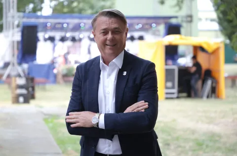 Ernestinovo, 03. 08. 2025., Park skulptura, Ernestinovo, 52. Kolonija kipara naivaca Ernestinovo, kiparska kolonija, otvorenje izložbe, Spomen Petru Smajiću, otvorenje kolonije, Goran IvanovićSNIMIO BRUNO JOBST