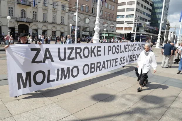 Zagreb, 04.08.2025 - Antiratna akcija "Zlo?ini u Oluji su odgovornost svih nas", odr?ava se u znak sje?anja na ubijene i protjerane tijekom i nakon vojne operacije "Oluja". Na slici protuprosvjednici. foto HINA/ ADmir BULJUBA?I?/ ik