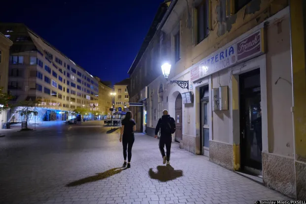21.04.2020., Zagreb - Zagrebacke ulice i trgovi uvecer, prazni zbog korona virusa. Kafici, inace uvijek dupkom puni, mnogi bez svjetla, izgledaju napusteno i sablasno. Vlaska ulica. "nPhoto: Tomislav Miletic/PIXSELL