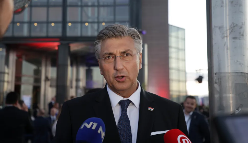 Zagreb, 31.7.2025.- Kod Nacionalne i sveu?ili?ne knji?nice odr?an je domjenak nakon vojnog mimohoda u ?ast VRO "Oluja" povodom obilje?avanja Dana pobjede i domovinske zahvalnosti, Dana hrvatskih branitelja i 30. obljetnice te vojno-redarstvene operacije. Na slici predsjednik Vlade Andrej Plenkovi?. foto HINA/ Lana SLIVAR DOMINI?/ ua