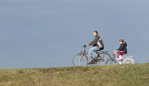 KOPAČEVO, 06. 01. 2018, KOPAČKI RIT. NEUOBIČAJENO TOPLO VRIJEME ZA OVO DOBA GODINE IZMAMILO JE MNOGE U PRIRODU I NA ULICE. ETNICA, IZLETNICI ETAČI, BICIKLISTI, JOGGERI. SLOBODNJAK.snimio GOJKO MITIĆ
