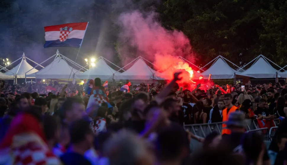 Sinj, 04.08.2025. - Obožavatelji čekaju na početak Thompsonovog koncerta na sinjskom Hipodromu.foto HINA/ Miroslav Lelas/ lm