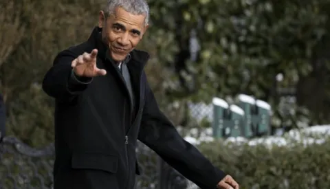 epa05704033 US President Barack Obama walks to board Marine One on the South Lawn of the White House in Washington, DC, USA, 07 January 2017. President Obama is departing the White House for an evening trip to Florida to attend a wedding. EPA/SHAWN THEW