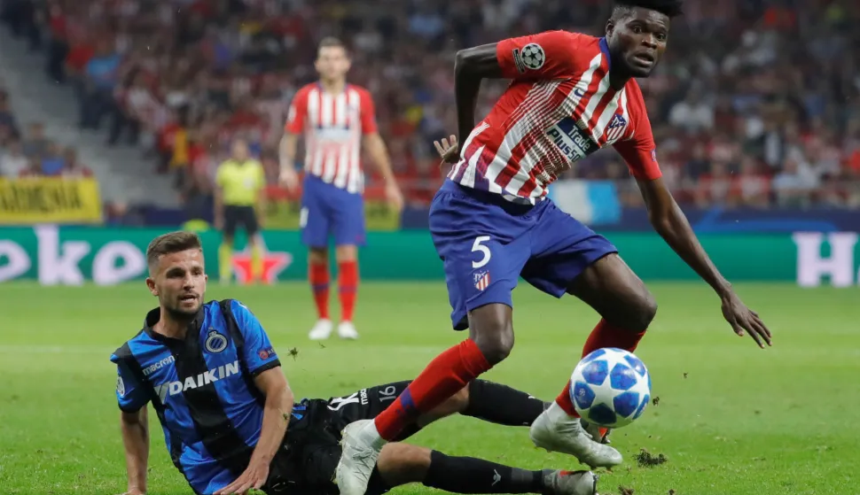 epa07067483 Atletico Madrid's Thomas Partey (R) in action against Club Brugge's Siebe Schrijvers during the UEFA Champions League soccer match between Atletico Madrid and Brugge KV at the Wanda Metropolitano stadium in Madrid, Spain, 03 October 2018. EPA/JUANJO MARTIN