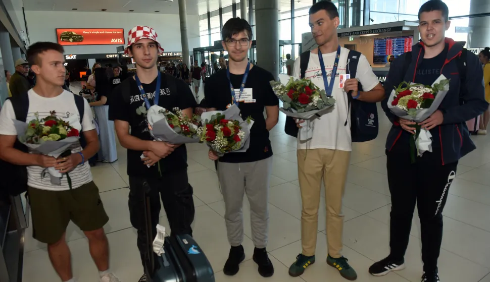 Zagreb, 05.08.2025 (novosti) - mladi hrvatski informaticari vratili se sa 3 medalje osvojene na Medunarodnoj informatickoj olimpijadi, na slici Nikola Vujica, Fran Skarica, Dino Hodzic, Lovro Tunjic i mentor Kreso.foto Davor Kovacevicnovosti
