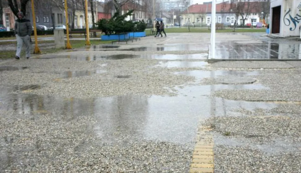 02.01.2018., Osijek - kisa, kisobrani, bare, blato... bare ispred dvorane ZrinjevacFoto: Zeljko Sepic
