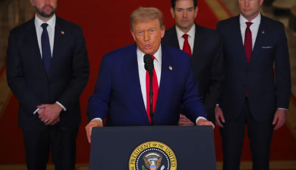 epa12190318 US President Donald Trump with US Secretary of Defense Pete Hegseth (R), US Vice President JD Vance (L) and US Secretary of State Marco Rubio (2-R) delivers an address to the nation at the White House in Washington, DC, USA, 21 June 2025, following US strikes on Iran's nuclear facilities. EPA/Carlos Barria/POOL