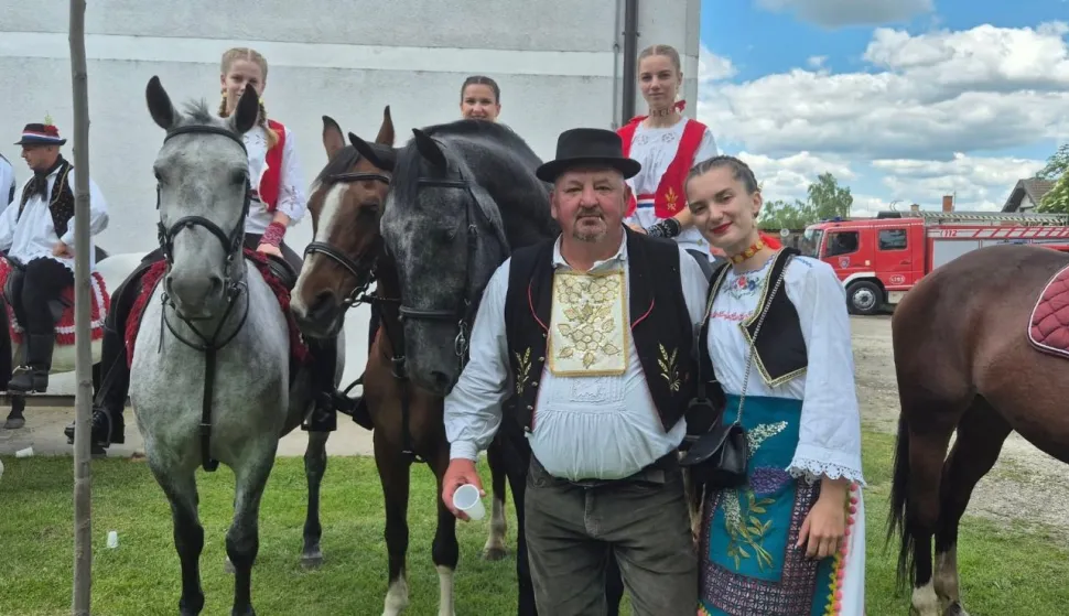 Svatovske zaprege i jahači kod ČarugeErnestinovo, kolovoz 2025.Darko Pejić