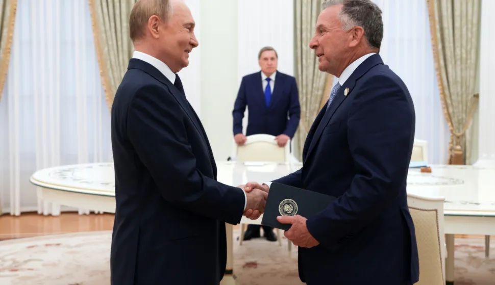 epa12285841 Russian President Vladimir Putin (L) and U.S. Special Envoy for the Middle East Steve Witkoff shake hands before a meeting at the Kremlin in Moscow, Russia, 06 August 2025. EPA/GAVRIIL GRIGOROV/SPUTNIK/KREMLIN POOL MANDATORY CREDIT