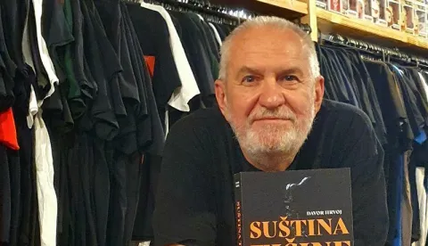 Davor Hrvoj s knjigom "Su&scaron;tina ti&scaron;ine"