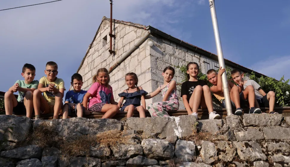 04.07.2025.,Zagvozd-Da igrice nisu igra najbolje znaju zagvozska djeca u zaseoku Gornji Caglji koja od svojih roditelja i onih jos starijih skolske praznike provode u druzenju na otvorenom i ucenju igara kojima su se igrali nihovi preci. Photo: Ivo Cagalj/PIXSELL