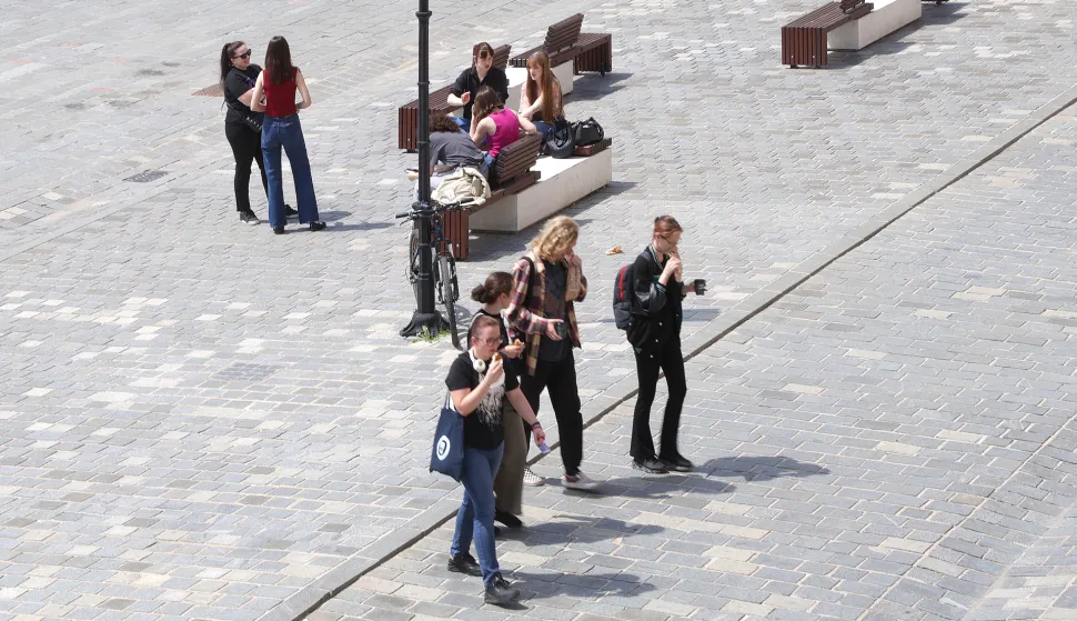 Osijek, 30. 04. 2025., Tvrđa, Trg sv. Trojstva, studenti, učenici, ljudi, šetnja, toplo vrijeme, sunčano, slobodnjak, slobodnjaciSNIMIO BRUNO JOBST