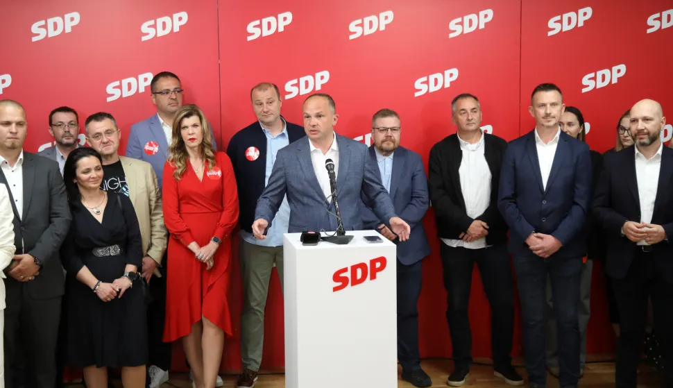 Zagreb, 18.05.2025 - Doček rezultata lokalnih izbora u stožeru SDPa na Iblerovom trgu u Zagrebu. Na fotografiji Biljana Borzan, Siniša Hajdaš Dončić, Mihael Zmajlović.foto HINA/ Denis CERIĆ /dc