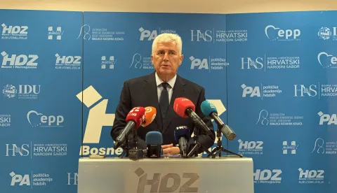 Mostar, 21.07.2025. - Predsjednik HDZ-a Bosne i Hercegovine Dragan Čović zauzeo se za što skorije zatvaranje Ureda visokog međunarodnog predstavnika u zemlji, smatra da bi to natjeralo domaće političare da donose teške odluke, uključujući izmjene Izbornog zakona, na čemu Hrvati već dugo inzistiraju. Na fotografiji Dragan Čović. foto HINA/ Zoran KREŠIĆ/ tm