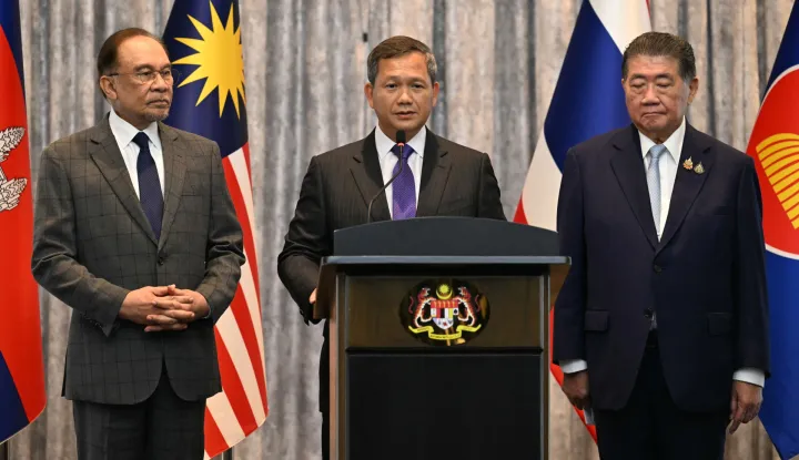 epa12267954 Cambodia's Prime Minister Hun Manet (C) speaks during a press conference next to Thailand's acting Prime Minister Phumtham Wechayachai (R) and Malaysia's Prime Minister Anwar Ibrahim (L) after talks on a possible ceasefire between Thailand and Cambodia in Putrajaya, Malaysia, 28 July 2025. Thailand and Cambodia's leaders are due to meet for peace talks on 28 July, as a festering territorial dispute along their shared frontier dragged into a fifth day of open combat. EPA/MOHD RASFAN/POOL