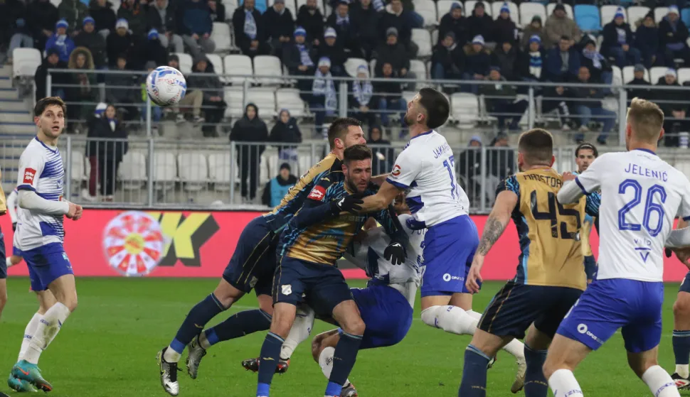 Osijek, 16. 02. 2025, Opus Arena, nogomet, SuprSport HNL 24/25, Osijek - Rijeka, Arnel Jakupović (17) i Luka Jelinić (26).snimio GOJKO MITIĆ