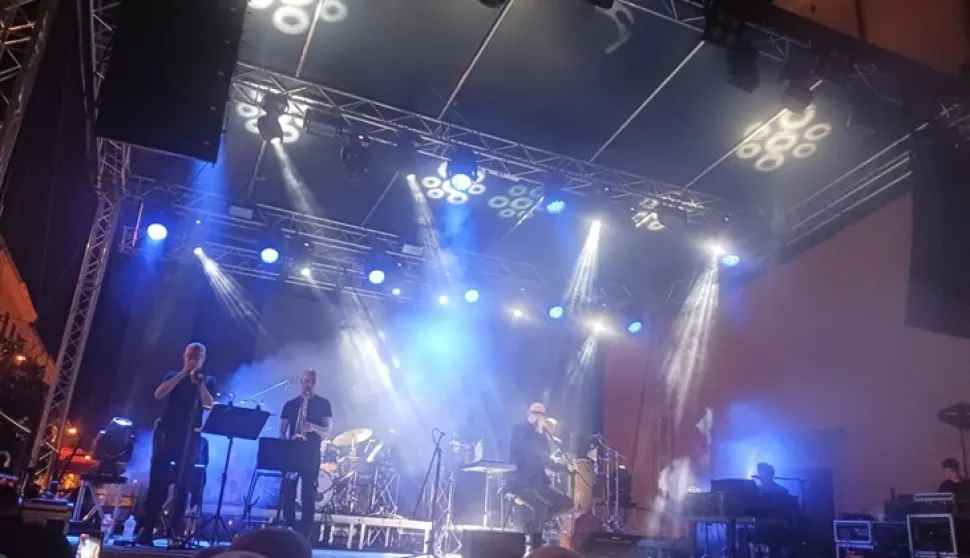 Nakon &scaron;to je pro&scaron;le godine otkazan zbog lo&scaron;eg vremena, lijep ljetni sunčani dan i ljetna večer bili su prava kulisa za koncert Marija Biondija, poznatog talijanskog pjevača koji je nastupio u Poreču na besplatnom koncertu na Trgu Slobode.