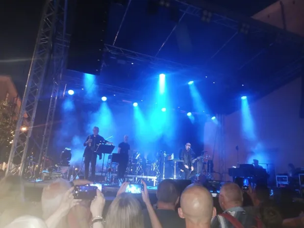 Nakon &scaron;to je pro&scaron;le godine otkazan zbog lo&scaron;eg vremena, lijep ljetni sunčani dan i ljetna večer bili su prava kulisa za koncert Marija Biondija, poznatog talijanskog pjevača koji je nastupio u Poreču na besplatnom koncertu na Trgu Slobode.