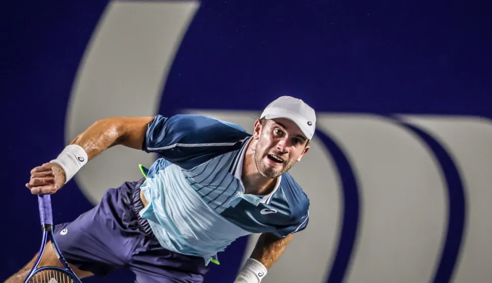 epa10785409 Borna Coric of Croatia in action against Stefanos Tsitsipas of Greece during the Mifel Tennis Open by Telcel Oppo Los Cabos Tournament, in the state of Baja California Sur, Mexico, 05 August 2023. EPA/JORGE REYES