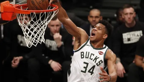 epa07344165 Milwaukee Bucks forward Giannis Antetokounmpo dunks the ball past the Brooklyn Nets defense in the first half of the game between the Milwaukee Bucks and the Brooklyn Nets at Barclays Center in Brooklyn, New York, USA, 04 February 2019. EPA/JASON SZENES SHUTTERSTOCK OUT