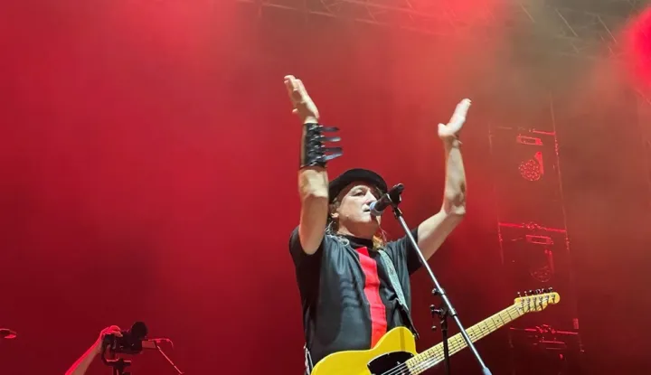 Pred krcatom pulskom Arenom večeras je započeo koncert sarajevskog benda Plavi orkestar, u sklopu druge večeri Adria Summer Festivala.