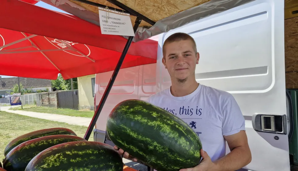Darko Tomašević na štandu u Belom Manastiru
