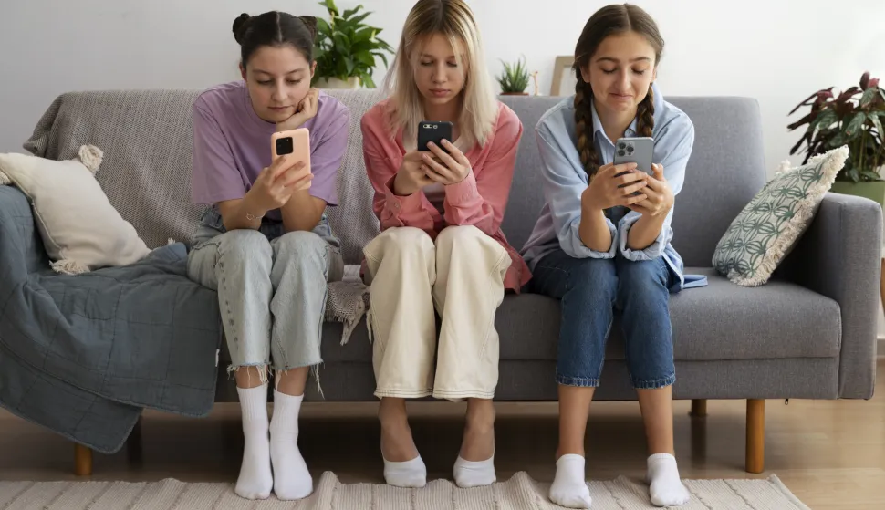 Iako društvene mreže omogućuju povezivanje, izražavanje i informiranost, sve je više pokazatelja da njihova pretjerana uporaba dovodi do emocionalnih teškoća, gubitka samopouzdanja, zavisti, kroničnog uspoređivanja s drugima te raznih rizičnih oblika ponašanja, tvrde u Psihološkom centru, dodajući kako su sadržaji kojima su mladi izloženi na društvenim mrežamau vrlo često dorađeni, nerealni i orijentirani na stvaranje dojma savršenstva