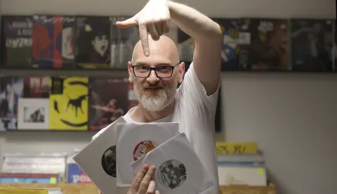 Osijek, 08. 08. 2025., Ulica J. J. Strossmayera, Viniyl Mania, DJ Umbo, Umbo, Mario Lovaković, predstavljanje, tri ploče, singlica SNIMIO BRUNO JOBST