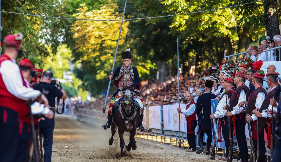 10.08.2025., Sinj - 310. Sinjska alka koja je odgodjena zbog jakog pljuska i to tek cetvrti put u povjesti dugoj 310. godina odrzanaje tjedan dana kasnije. Sinjska alka je hrvatska viteska igra. Odrzava se svake godine u nedjelju u prvoj trecini mjeseca kolovoza u Sinju, na godisnjicu pobjede nad turskim osvajacima 14. kolovoza 1715. Na taj dan je 700 hrvatskih vojnika iz Sinja uspjelo odbiti navalu vojske turskog seraskera Mehmed-pase Celica koja je brojala 60.000 vojnika. Frano Talaja Photo: Ivana Ivanovic/PIXSELL