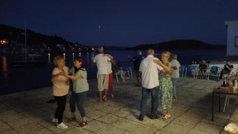 Malo na more, malo utoplice, pa lokalni izleti,plesnjak i društvene igre