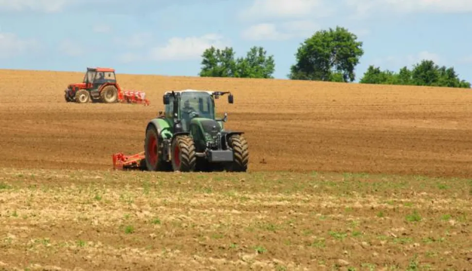 ?11.05.2014., Garesnica, Veliki Pasijan - Suncan dan poljoprivrednici su iskoritili za rad u polju, odnosno nastavak sadnje i sjetve. Traktrori su u punom pogonu, a zemlja se priprema za sadnju raznih poljoprivrednih kultura. Photo: Damir Spehar/PIXSELL------kolor 2x novosti