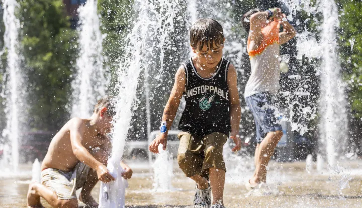 epa12193200 Children cool off at a splash park waterfront in SW Washington, DC, USA, 23 June 2025. DC is in the midst of a heat wave that stretches across much of the US East Coast. Temperatures in the capital city are expected to break 100 degrees Fahrenheit (38 degrees Celsius), with the real-feel temperature reaching 110 (43 degrees Celsius). EPA/JIM LO SCALZO