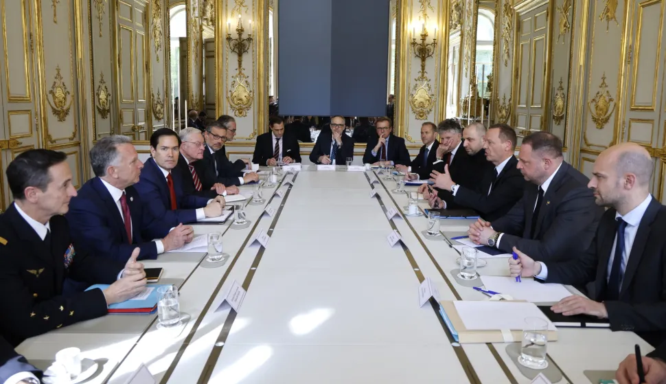 epa12036924 French President diplomatic advisor Emmanuel Bonne (3R) meets with Ukrainian Head of Presidential Office Andriy Yermak (2R), US Special Envoy Steve Witkoff (2L), US Secretary of State Marco Rubio (3L), UK National Security Adviser Jonathan Powell (5R) and Germany national security advisor Jens Plotner (5L) at the Elysee presidential palace in Paris, France, 17 April 2025. US Secretary of State was in Paris today to meet French President about crafting a Ukraine ceasefire, as Washington and Europe seek common ground on ending the fighting. Top Ukrainian officials were also in the French capital to meet EU and US delegations. EPA/LUDOVIC MARIN/POOL MAXPPP OUT