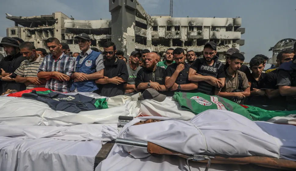 epa12293442 Palestinians attend the funeral of journalists killed in an Israeli strike, outside Al-Shifa Hospital in Gaza City, 11 August 2025. At least seven people, including five Al Jazeera media team members Anas Al-Sharif, Mohammed Qreiqeh, Ibrahim Zaher, Moamen Aliwa and Mohammed Noufal, were killed in an Israeli strike on their tent outside Gaza's Al-Shifa Hospital late 10 August 2025. The Israel Defense Forces (IDF) claimed direct responsibility for the attack. EPA/MOHAMMED SABER