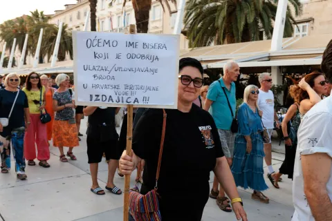 Split, 11.08.2025. - Građanska inicijativa Zdravi Split organizirala je prosvjed i prosvjednu šetnju centrom grada kako bi podigla glas protiv broda Moby Drea koji je privezan u splitskom škveru, a za koji tvrde da predstavlja ozbiljnu prijetnju javnom zdravlju zbog prisutnosti azbestnog otpada.foto HINA/ Miroslav Lelas/ lm