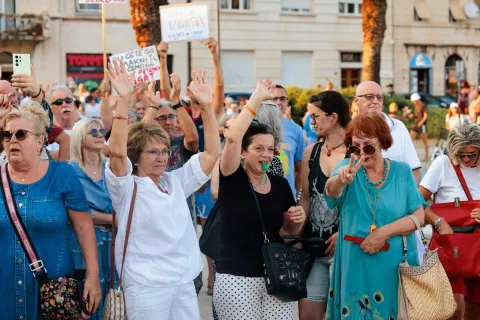 Split, 11.08.2025. - Građanska inicijativa Zdravi Split organizirala je prosvjed i prosvjednu šetnju centrom grada kako bi podigla glas protiv broda Moby Drea koji je privezan u splitskom škveru, a za koji tvrde da predstavlja ozbiljnu prijetnju javnom zdravlju zbog prisutnosti azbestnog otpada.foto HINA/ Miroslav Lelas/ lm