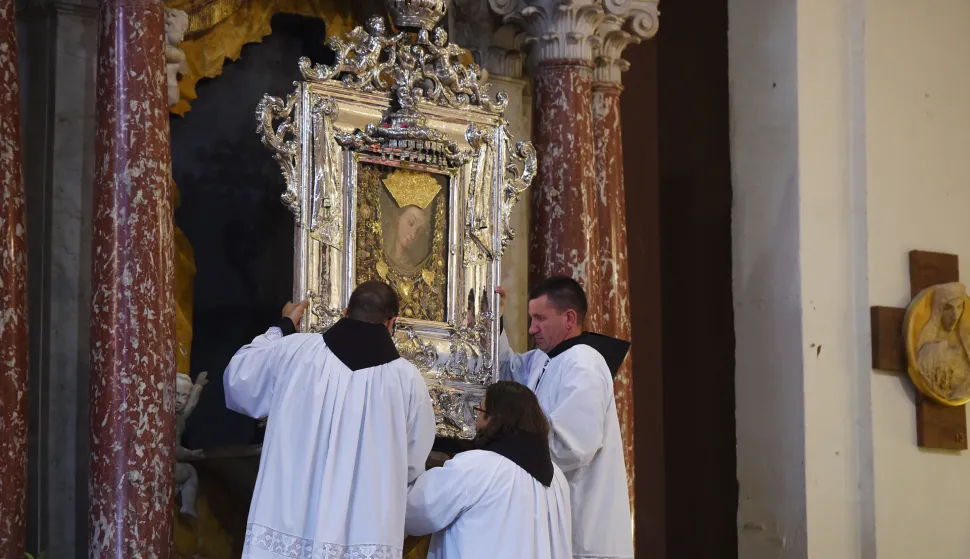 Sinj, 15.08.2018 - Na blagdan Velike Gospe Vi&scaron;e desetaka tisuća vjernika sudjeluje u svečanoj procesiji koja je u srijedu prije podne krenula iz Gospina sveti&scaron;ta u Sinju, procesiju predvodi nadbiskup splitsko-makarski mons. Marin Bari&scaron;ić koji će služiti i blagdansko misno slavlje u Gospinu sveti&scaron;tu. foto HINA/ Mario STRMOTIĆ/ms       