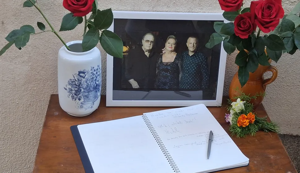 ?ibenik, 12.8.2025.- Nakon ?to je u ponedjeljak, dva mjeseca nakon sina Matije Dedi?a, preminula i velika Gabi Novak, ?iben?ani se od jutros opra?taju od obitelji Dedi?. ?ine to "nazo?no??u, cvijetom i kapljicom ljubavi, onako kako su oni godinama nesebi?no darivali nas", poru?ili su organizatori. Ispred obiteljske ku?e Dedi?evih u ?ibenskoj Varo?i, postavljen je stol s obiteljskom fotografijom Arsena, Gabi i Matije Dedi?a gdje ?iben?ani ostavljaju cvije?e i svije?e te upisuju posljednje pozdrave u Knjigu ?alosti. foto HINA/ Snje?ana KLARI?/ sk