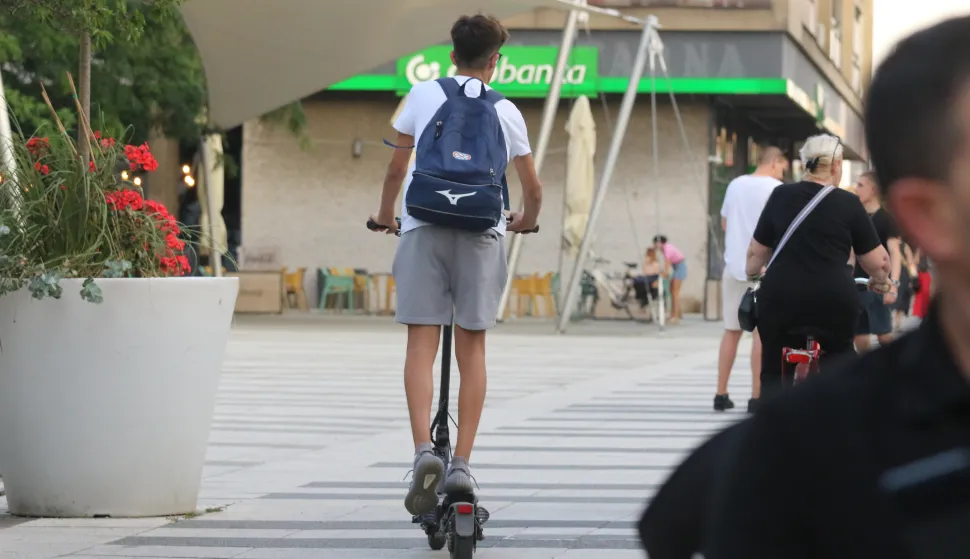 Osijek, 05. 06. 2025, Trg Slobode, oko 19 sati. Problem prometovanja električnim romobilima na Trgu Slobode, največi problem rade mladđi vozači e romobila.... žale se čitatelji. Ilustracija.snimio GOJKO MITIĆ