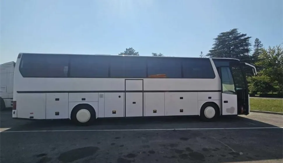 Zatečeni autobus sa 14 kvarova