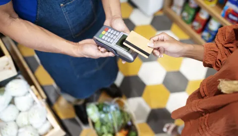 beskontaktno placanje, kreditna kartica, debitna kartica, gotovina, novac, kupovina, euro, ilustracijafreepik