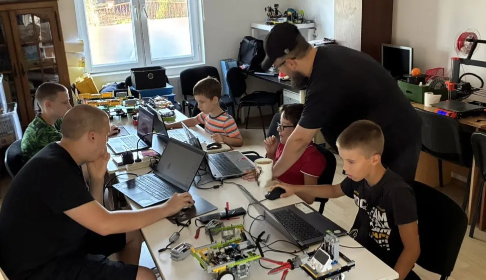 STEM kamp Mirovne grupe mladih “Dunav”; Sve je šareno, igroliko i zabavno - robotika djeci iznimno zanimljiva