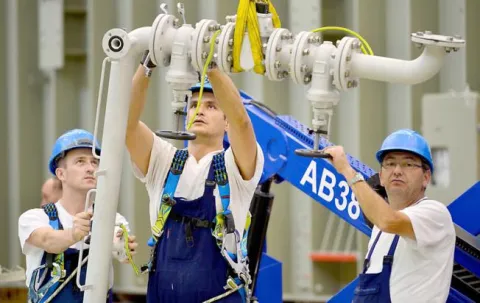 05.11.2013., Zagreb - Obilazak tvornice Koncar i predstavljen energetski transformator za kojeg je kupac s Filipina narucio najskuplji moguci prijevoz u najvecem zrakoplovu na svijetu, Antonovu 225. Photo: Marko Prpic/PIXSELL------DVA STUPCA NOVOSTI