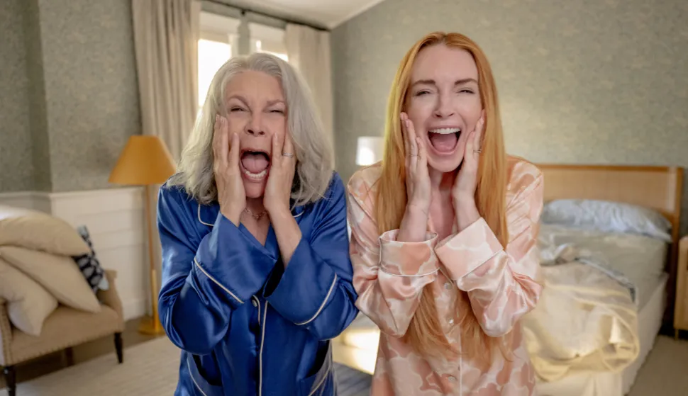 "Šašaviji petak" (L-R) Jamie Lee Curtis as Tess Coleman and Lindsay Lohan as Anna Coleman in Disney's live-action FREAKIER FRIDAY. Photo by Glen Wilson © 2024 Disney Enterprises, Inc. All Rights Reserved.