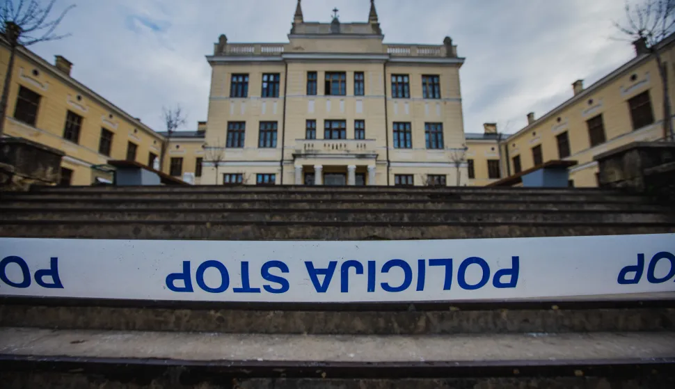 23.01.2024., Siroki Brijeg, Bosna i Hercegovina - Pozar na zgradi Gimnazije fra Dominika Mandica i Srednje strukovne skole Siroki Brijeg koji je izbio u ponedjeljak u 18.30 sati je ugasen oko 23.30 sati, dok su vatrogasci dezurali cijelu noc. Jutro nakon pozara policija osigurava podrucje, dok se ne zavrsi ocevid. Photo: Denis Kapetanovic/PIXSELL