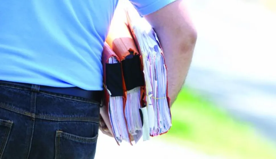 26.05.2014., Koprivnica - Covjek u ruci nosi gomilu papira. Photo: Marijan Susenj/PIXSELL------2 stupca colornovosti