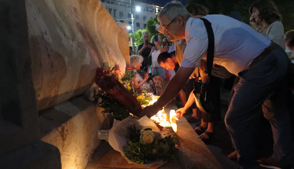 Beograd, 12.8.2025. - Stotine Beograđana okupilo se u utorak navečer u središtu grada odajući počast glazbenoj obitelji Dedić - Arsenu, Matiji i Gabi, da u znak sjećanja "zapali svijeće i ostavi cvijeće, zbog silne ljubavi i ljepote koju su desetljećima nesebično dijelili s nama", objavljeno je u pozivu na društvenim mrežama. foto HINA/ Velimir ILIĆ/ vi