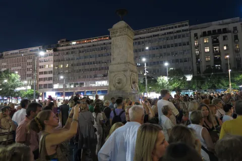 Beograd, 12.8.2025. - Stotine Beograđana okupilo se u utorak navečer u središtu grada odajući počast glazbenoj obitelji Dedić - Arsenu, Matiji i Gabi, da u znak sjećanja "zapali svijeće i ostavi cvijeće, zbog silne ljubavi i ljepote koju su desetljećima nesebično dijelili s nama", objavljeno je u pozivu na društvenim mrežama. foto HINA/ Velimir ILIĆ/ vi