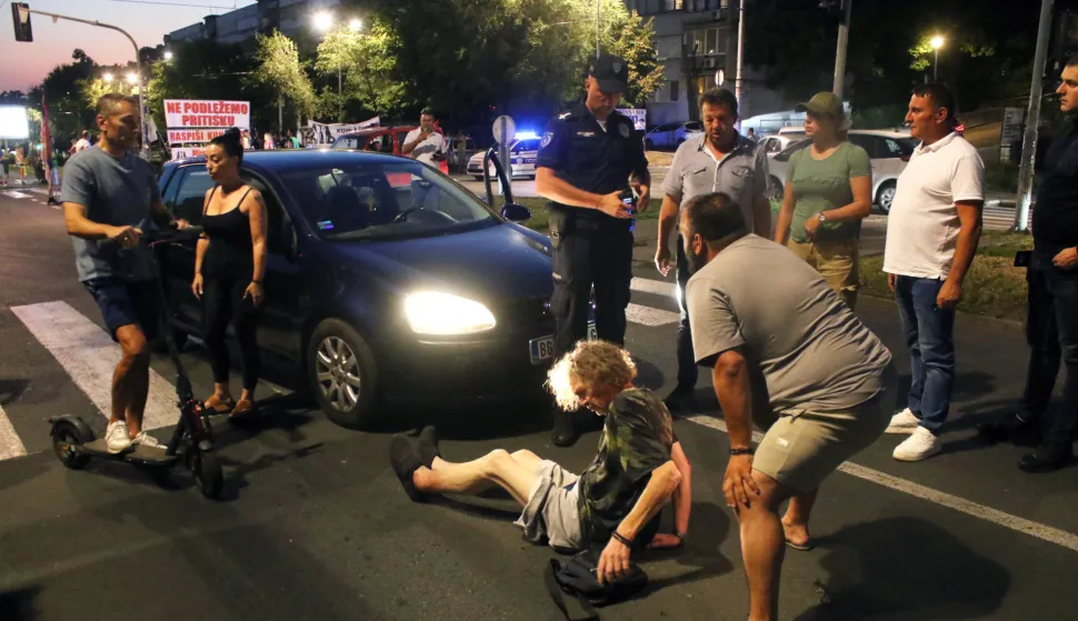 Beograd, 13.8.2025.- prosvjednika, te najmanje ?etiri policajca, ozlije?eno je u utorak nave?er u Vrbasu i Ba?koj Palanci tijekom protuvladinih prosvjeda na kojima su, prema izvje??ima pojedinih medija i snimkama s dru?tvenih mre?a, prista?e vladaju?e Srpske napredne stranke (SNS) zasule skupine studenata i gra?ana pirotehnikom i raznim predmetima. Foto: HINA/ FoNet/ Zoran Mr?a/ ua